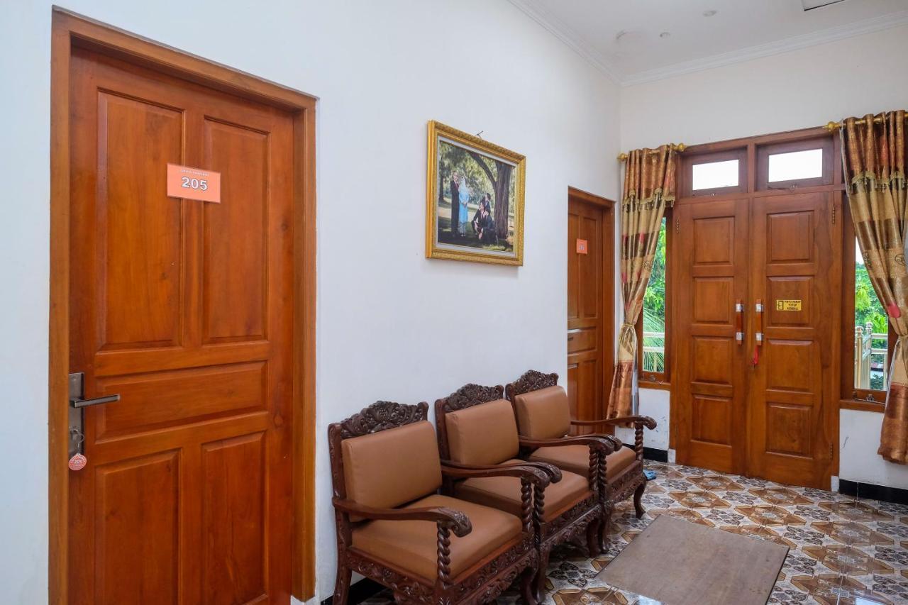 Reddoorz Syariah @ Griya Thamrin Manahan Solo Exterior foto